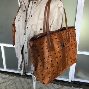 Preloved-MCM med Tote w matching clutch Beautiful